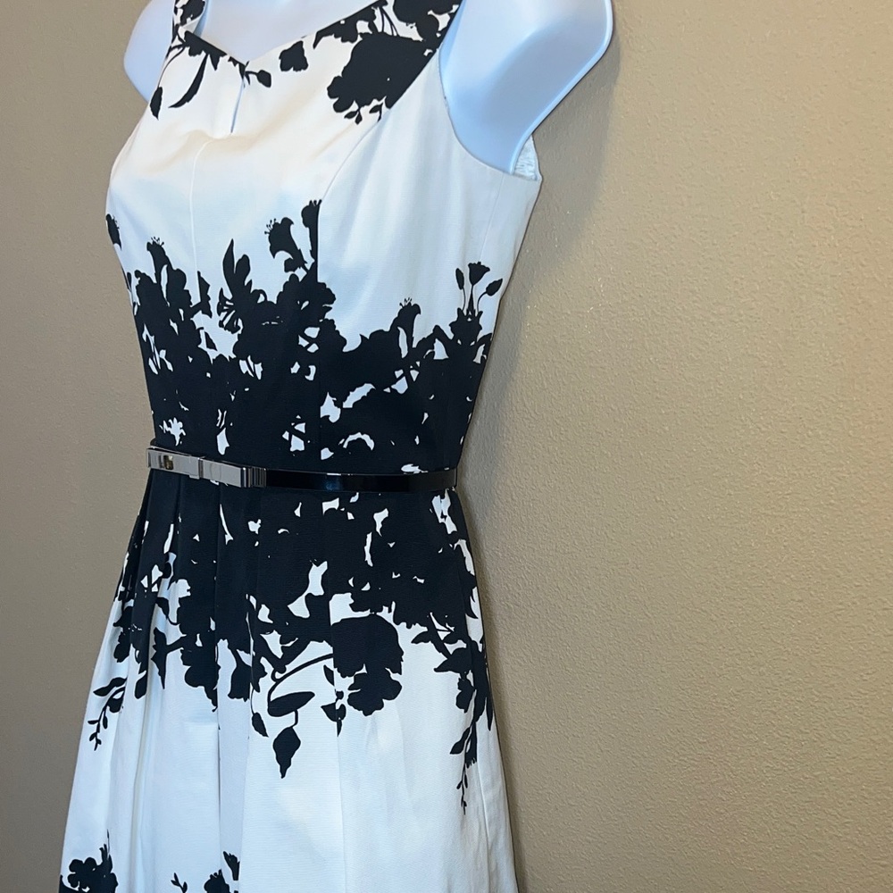 White House Black Market Floral Fit & Flare Mini Dress SZ 2 B&W Sleeveless - Picture 9 of 16